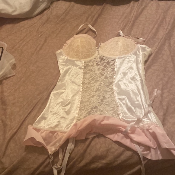 Lingerie - Picture 2 of 2